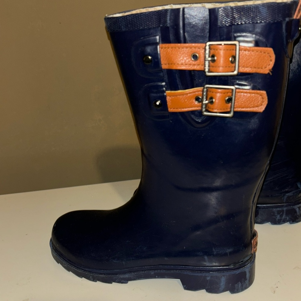 Women’s navy blue,good quality rain boots. Gentle wear.Smoke free pet free home.